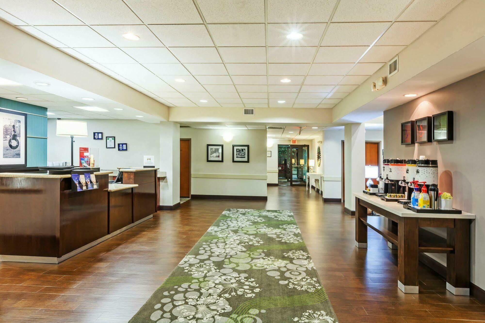 Hampton & Houston-westchase Otel